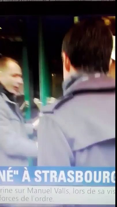 Πέταξαν αλεύρι στον Manuel Valls