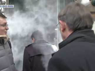 Manuel Valls : Enfariné en pleine rue à Strasbourg