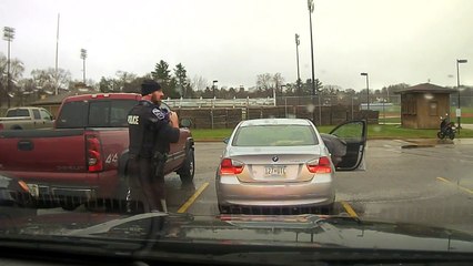 Un policier fait le noeud de cravate pendant qu'il contrôle un étudiant !