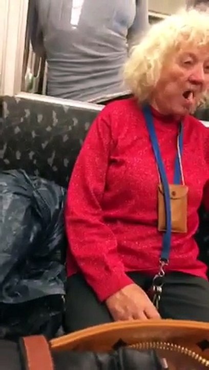 Une mamie joue avec son dentier