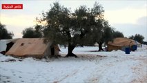 عاصفة ثلجية تضرب مخيمات النازحين السوريين على الحدود التركية