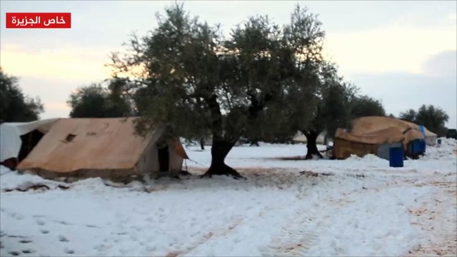 عاصفة ثلجية تضرب مخيمات النازحين السوريين على الحدود التركية