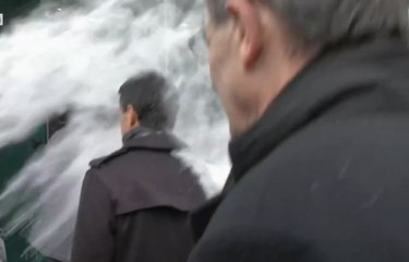 Manuel Valls se fait enfariner par un homme lors d’une visite à Strasbourg.