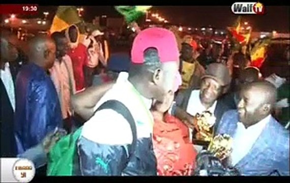 L'arrivée de nos très braves lions du beach soccer à l'aéroport Sédar Senghor