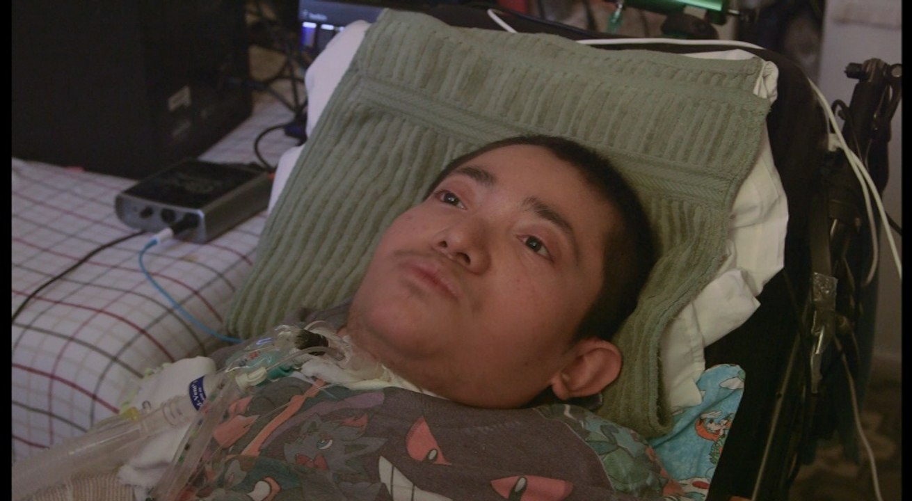 DJ hispano triunfa en Los Ángeles pese a su osteogénesis imperfecta