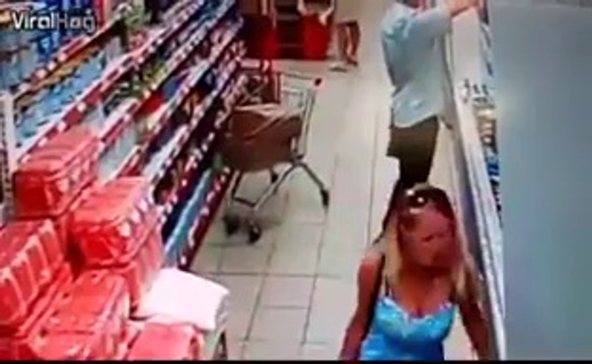 ce pervert pres des photos sous les jupes de filles