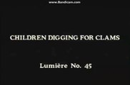 Enfants pêchant des crevettes AKA Children Digging for Clams 1896