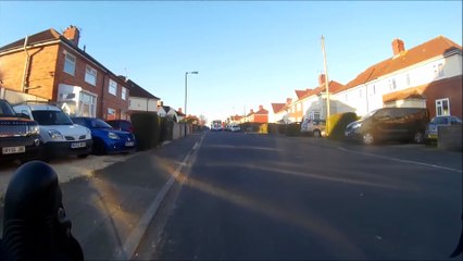 下载视频: Driver leans out of car window and attempts to push cyclist off!