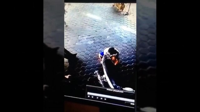 Đây là pha giải cứu 2 cháu bé thoát khỏi tử thần khiến người xem không thể tin nổi