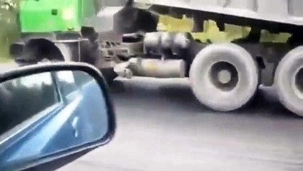 EXTRAORDINAIRE!!! un camion qui roule sur trois roues