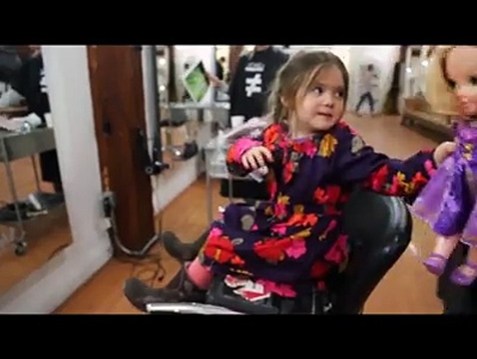 Një vajzë e vogël, dhuron flokët e saj për......