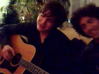 Il chante tres bien . non ?