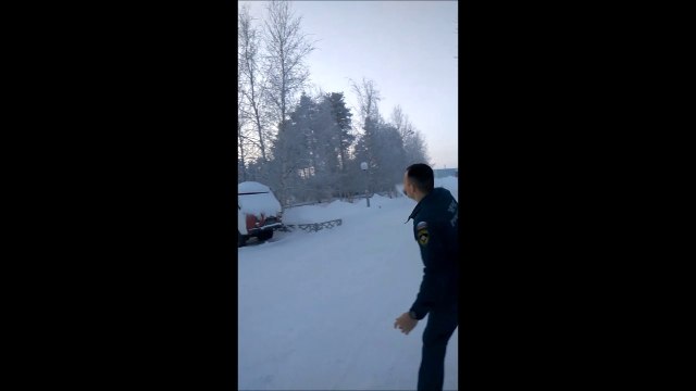 Il jette de l'eau bouillante dans les airs alors qu'il fait -25°c