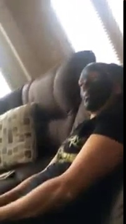 Il vient embeter sa femme qui se fait un masque de beauté... En mode chatouilles