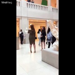 Une demande en mariage émouvante... au musée