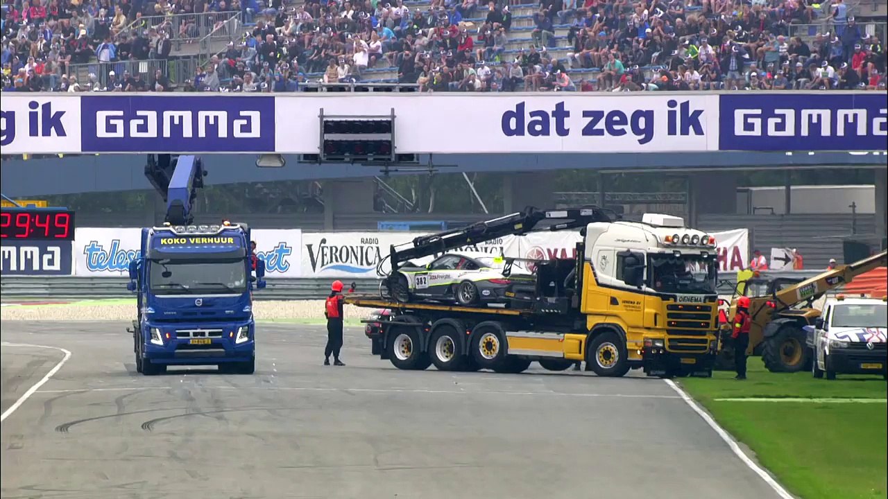 How not to cross start_finish with a recovery truck (2016 Assen)-phZewBlXJNw