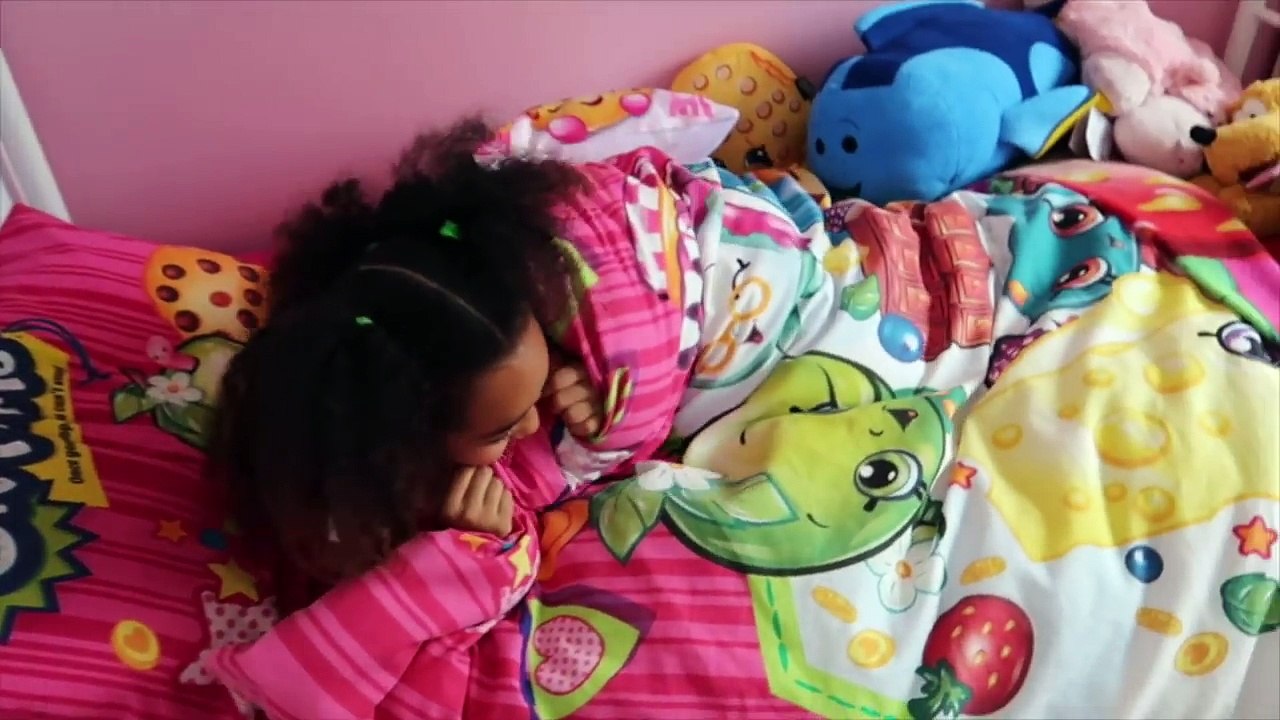 GIANT SPIDERS ATTACK GIRL COMPILATION MOVIE - Toys AndMe Skit