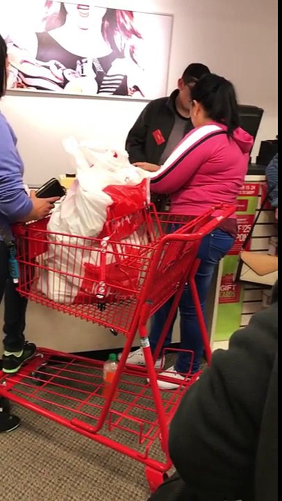 Cette raciste hurle contre des asiats pour attendre dans la queue lol