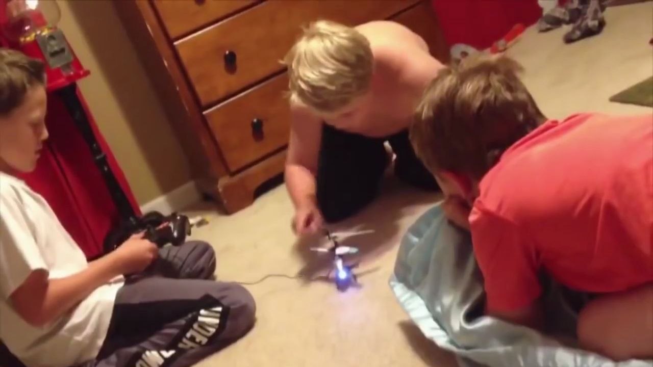 Enfants vs Hélicoptère télécommandé