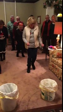 Jeu ridicule : portez une patate entre les cuisine et chiez la dans un pot