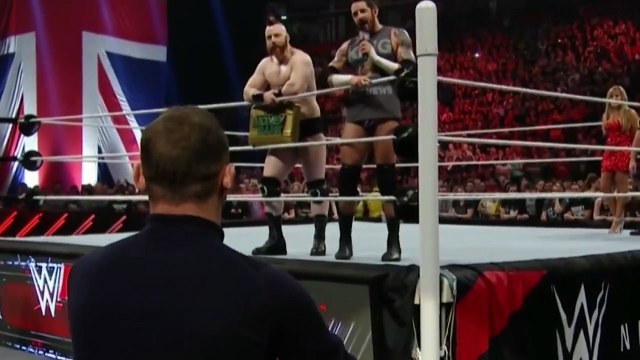 Quand la star du football Wayne Rooney gifle un catcheur