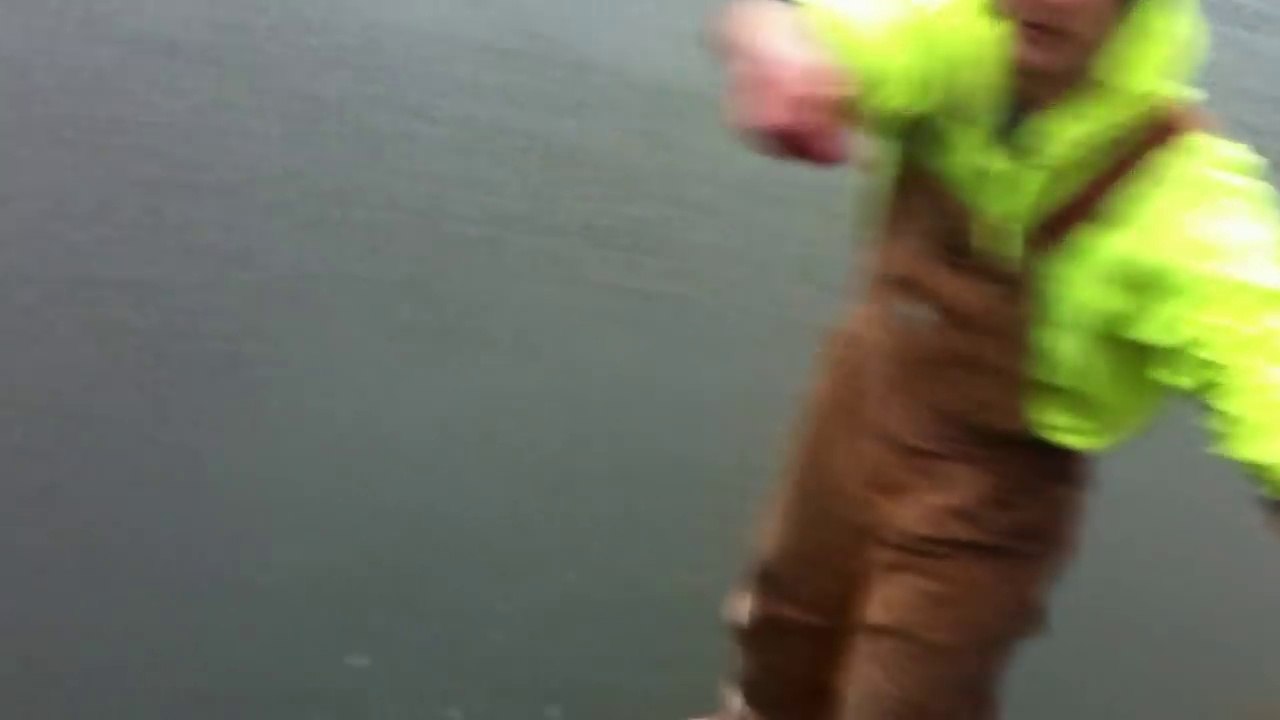 Il traverse la glace d'un lac gelé et manque de se tuer !