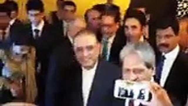 Asif Ali Zardari Flirting with Female Reporter