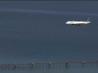 ট্রাম্পের মেয়েকে নিয়ে কটুক্তি, বিমান থেকে নামিয়ে দেওয়া হলো যাত্রীকে