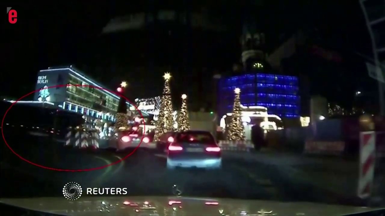 Attentat de Berlin: une caméra a filmé l’arrivée du camion sur le marché