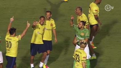 Скачать видео: Inspirado, Neymar vence time de Robinho em amistoso recheado de gols e craques