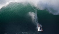 Des surfeurs s'en donnent à coeur joie avec d'énormes vagues au Portugal !