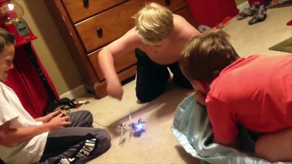 Des enfants essaient de démarrer un hélicoptère télécommandé !