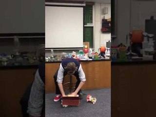 Des étudiants font un cadeau un peu particulier à leur professeur !