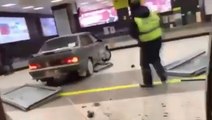 Un conducteur ivre roule en voiture dans un aéroport.