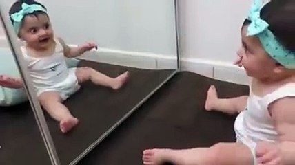 Magnifique Bébé  face au miroir