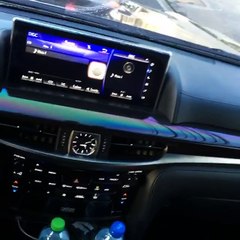 El Alfa Le Regala 2000 a un limpia vidrio.