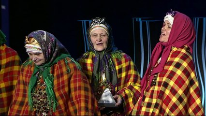 La grand-mère de Kristaps Porzingis chante pour célébrer son trophée de Sportif de l'année