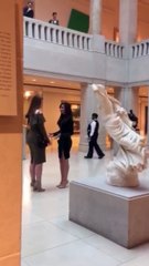 Une demande en mariage dans une galerie d'art à Chicago