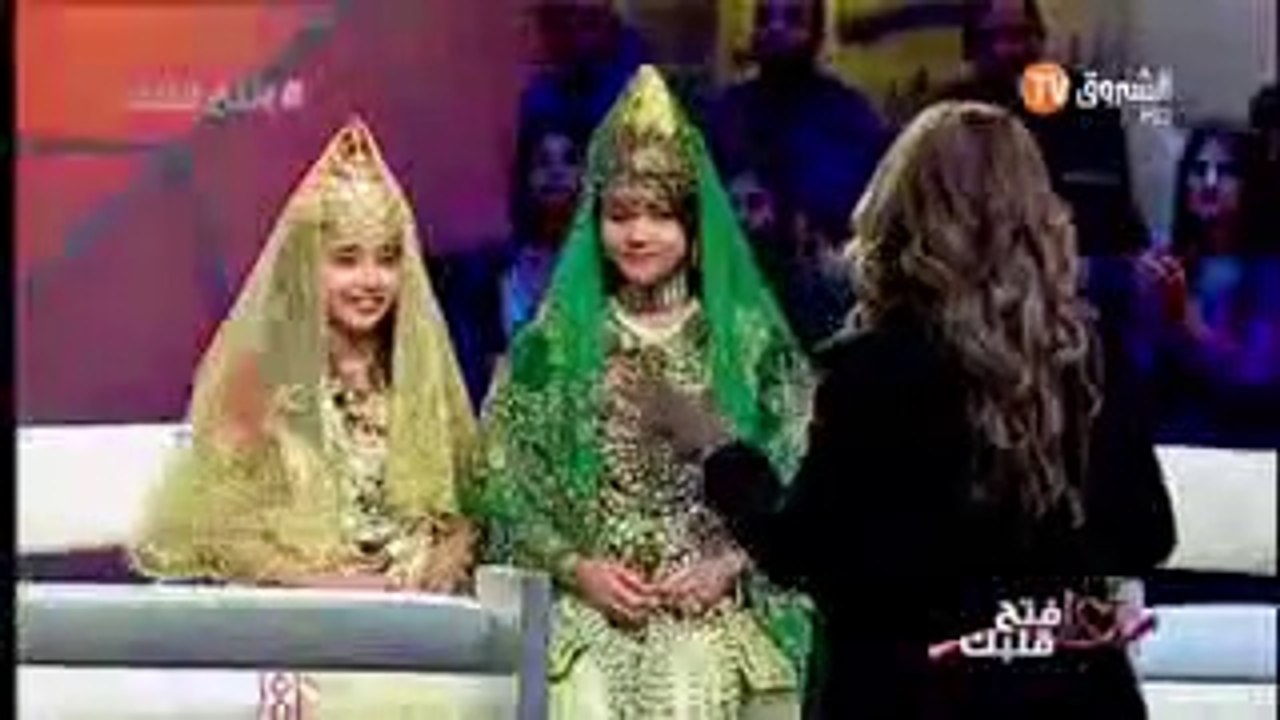 العين تدمع..بنتين يكرمان والدهما المعاق الذي تحمل هموم الدنيا و تعذب من اجلهم..افتح قلبك