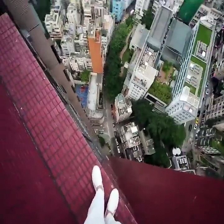 Il se penche au dessus du vide et frôle la mort !