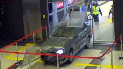 Il traverse tout un aéroport au volant de sa voiture