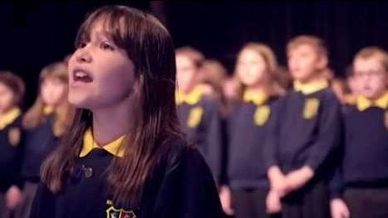 Une enfant autiste chante « Hallelujah » avec une chorale