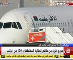 أحد مختطفى الطائرة الليبية يلوح بعلم نظام 