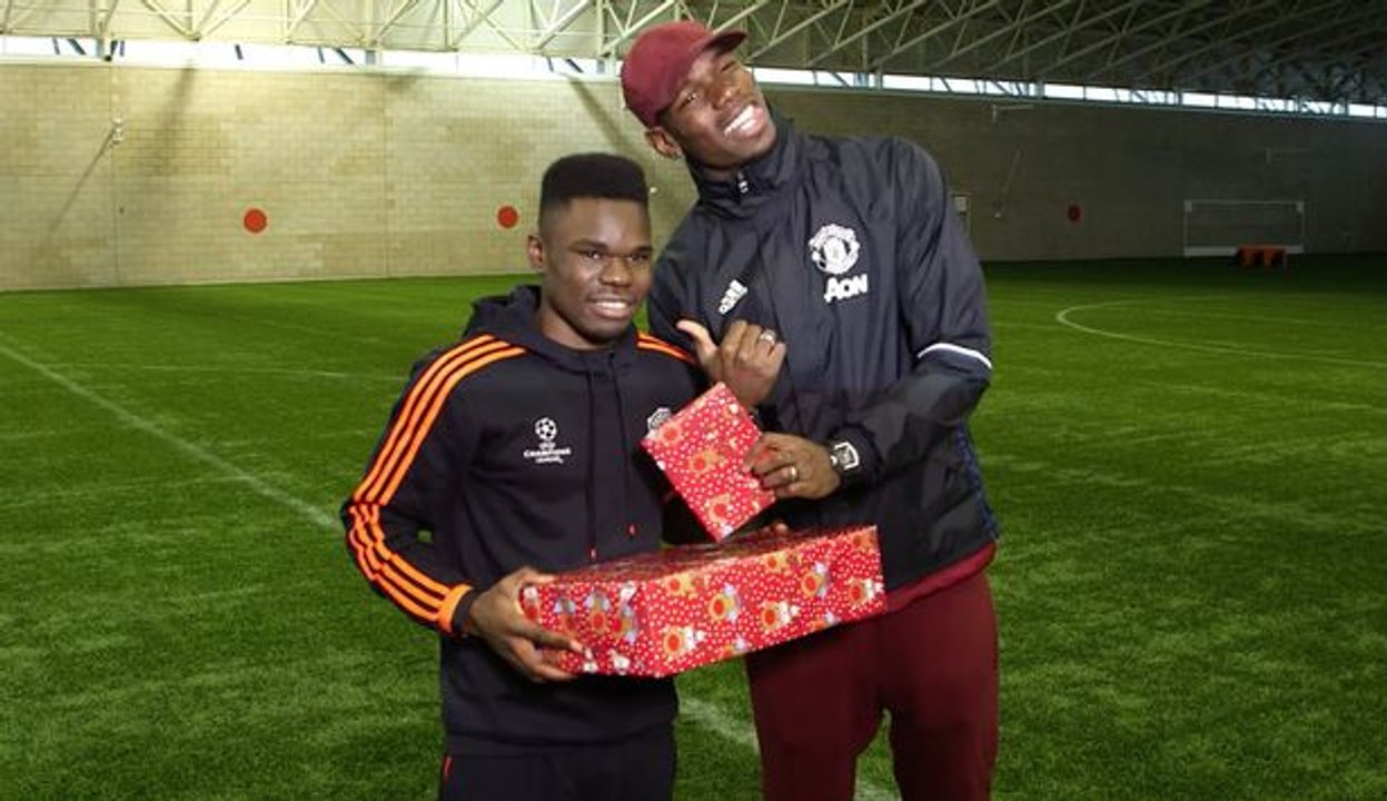 Pogba joue au Père Noël !