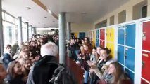 700 éè font une haie d honneur à leur professeur qui part à la retraite aprè 38 ans d enseignement !