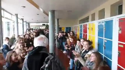 700 éè font une haie d honneur à leur professeur qui part à la retraite aprè 38 ans d enseignement !