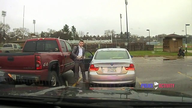 Un policier américain s'apprête à verbaliser un gars pour excès de vitesse et finit par lui faire son noeud de cravate