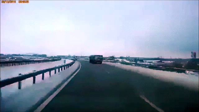 Ce routier va eviter le drame de justesse : quel pilote!