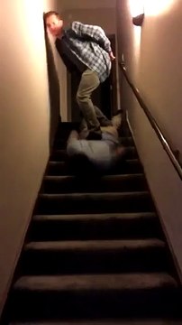 Surfer dans l'escalier sur son pote ivre