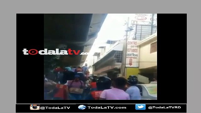 ¡Otro camión saqueado! por un grupo de personas robando cajas navideñas-Noticias SIN-Video